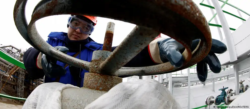 Утром в четверг беспилотники нанесли удар по уфимскому кластеру нефтепереработки: зафиксированы возгорания на установках первичной переработки, власти подтверждают повреждения.