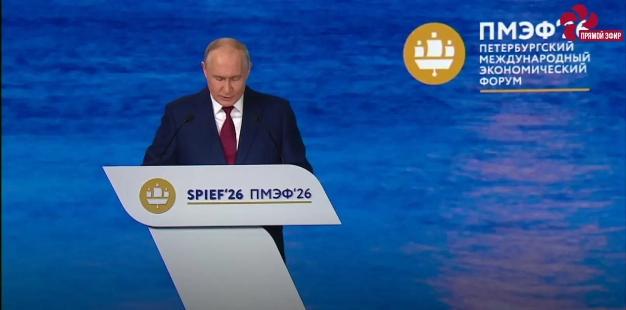 Президент заявил, что доверие к Западу ослабло на фоне высокого госдолга, экономика России показывает рост: вырос ВВП, реальные зарплаты и низкая безработица; а также анонсировал перевод офисов ряда крупных компаний в регионы.