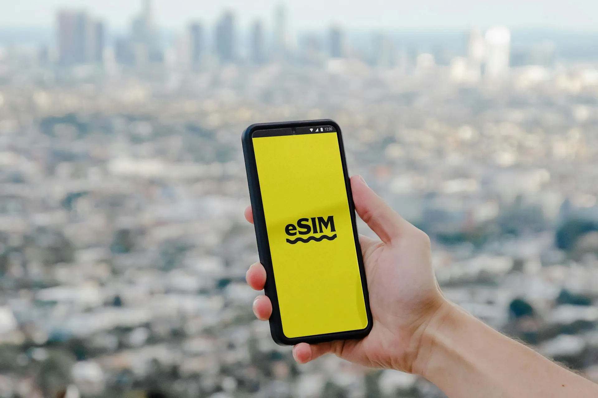Власти рассматривают запрет регистрации иностранных eSIM и дополнительные ограничения для M2M‑сим-карт: усиленная идентификация, блокировка голосовых вызовов и SMS. Решения предлагают в рамках пакета мер по борьбе с мошенничеством.