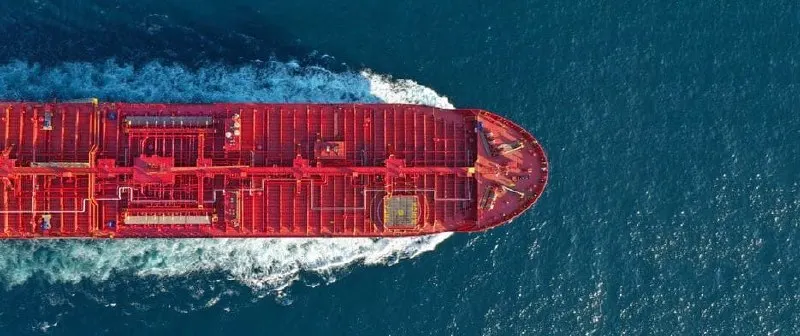 Европейский Союз одобрил расширение полномочий морской операции IRINI: военные корабли ЕС теперь смогут останавливать и задерживать суда с российской нефтью с целью ограничения финансирования российской военной кампании.