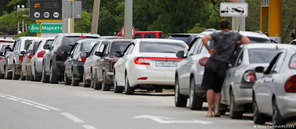 Ограничения на продажу бензина и дизеля действуют в ряде регионов, а выпуск топлива сократился примерно на четверть после ударов по нефтеперерабатывающим мощностям.