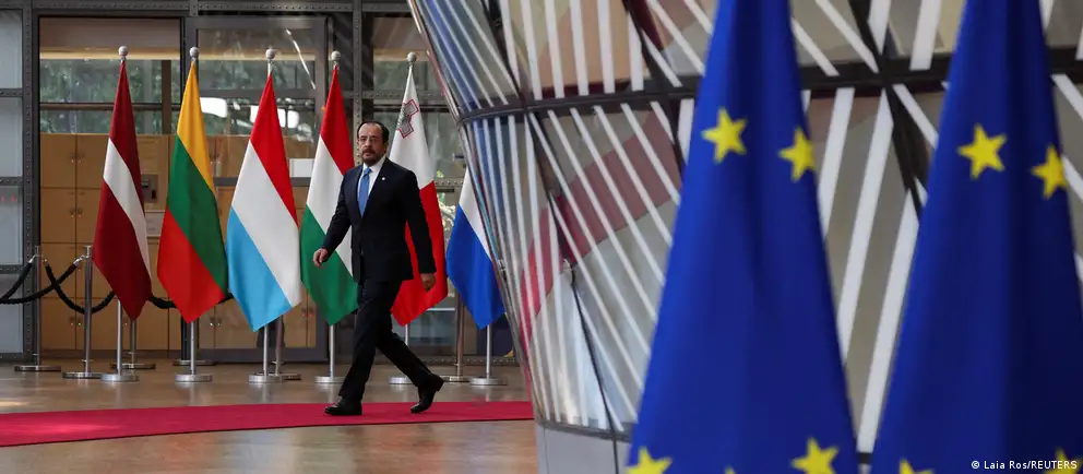 Лидеры Евросоюза на саммите в Брюсселе согласовали продление санкций против России не на шесть месяцев, а сразу на 12. Решению помог отказ Венгрии от вето после смены премьера. Одновременно все 27 стран поддержали декларацию по Украине, хотя Болгария угрожает заблокировать следующий пакет ограничений.