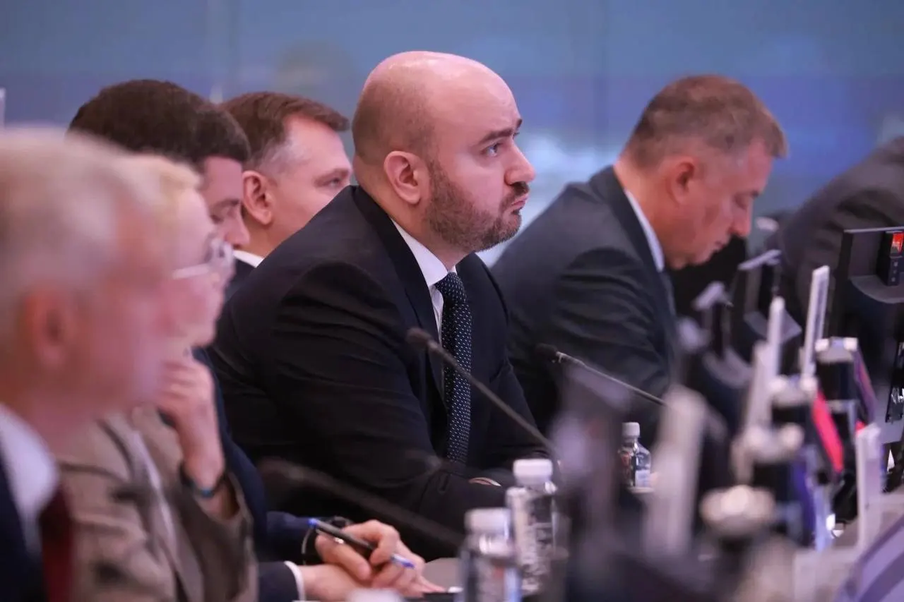 Вячеслав Федорищев принял участие в совещании в Москве по поставкам бензина и дизеля, где обсуждали стабилизацию рынка и взаимодействие федерального центра, регионов и поставщиков.