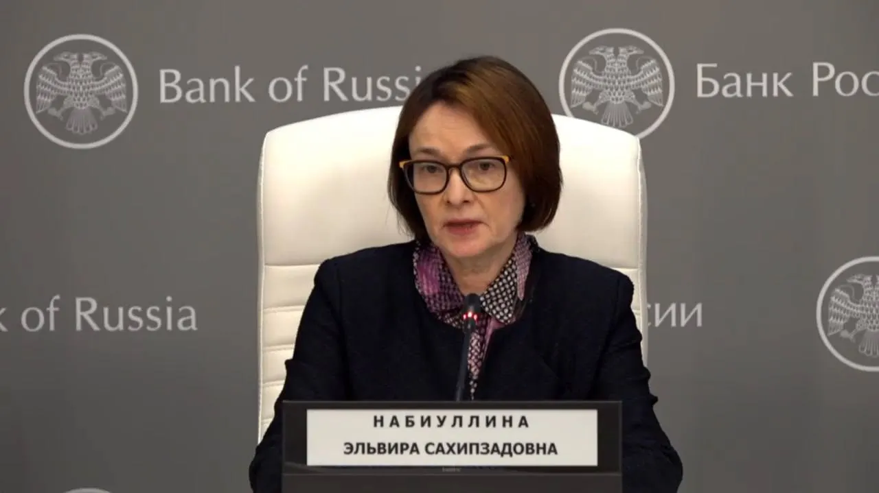 Глава Центробанка провела пресс‑конференцию вместе с зампредом, рассказала о снижении ключевой ставки до 14,25% и объяснила длительное отсутствие болезнью и потерей голоса.