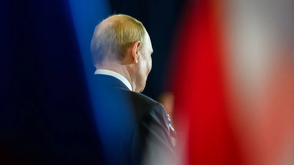«Открытый» рейтинг доверия президента не выходит с апреля; одновременно «одобрение» осталось выше, но продолжает падать — за несколько месяцев снижение рекордное.