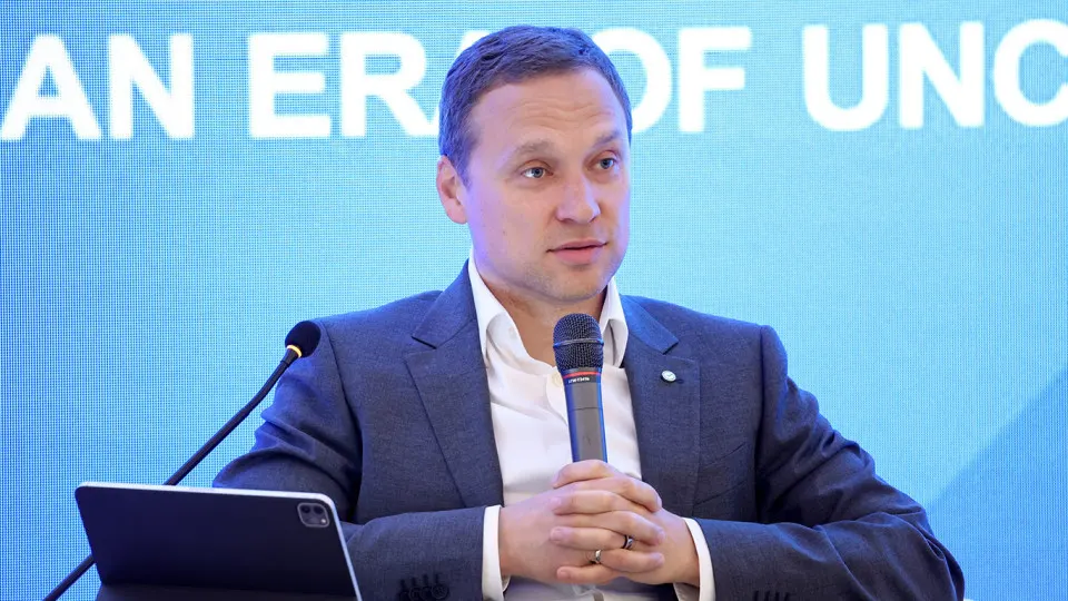 Зампред правления крупнейшего банка сообщил, что клиенты выводят наличность и не возвращают её в систему — это связано с ростом налоговой нагрузки, ужесточением мониторинга и техническими сбоями. Эксперты предупреждают: при дальнейшем ужесточении мер отток наличных может усилиться.