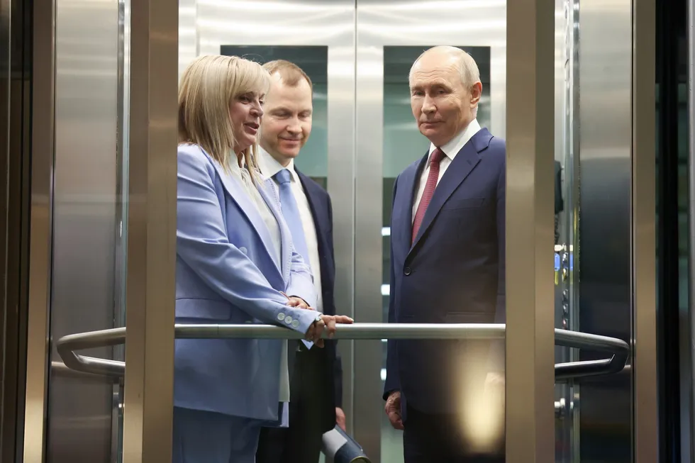 Руководители силовых ведомств, в том числе ФСБ и глава Росгвардии, лоббируют перенос или отмену думских выборов, ссылаясь на экономические трудности и падение рейтингов власти. В администрации президента и политблоке идут оживлённые дискуссии; официально даты сентября остаются в силе.