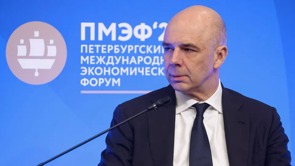 По оперативной оценке Счётной палаты, доходы федерального бюджета по итогам года могут составить 38,2 трлн руб., что на 2,1 трлн (5,2%) меньше, чем предусмотрено законом. Основные причины — снижение нефтяных цен и укрепление рубля.