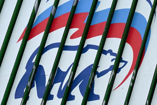 Партия объявила первую пятёрку кандидатов, показала плакат с портретом президента и подтвердила, что выборы пройдут в установленные сроки.