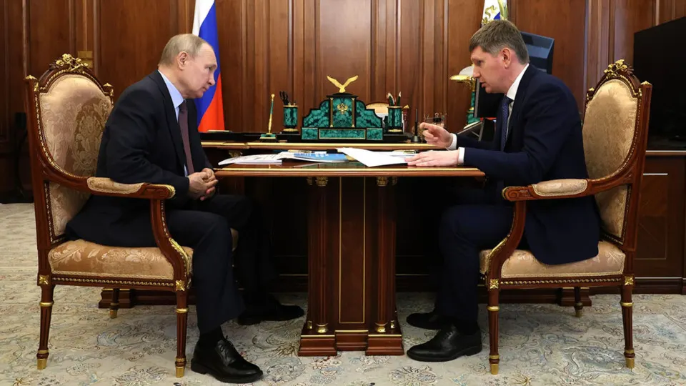 Президент потребовал роста инвестиций как ключевого показателя, однако бюджетная экономия, высокие ставки, проблемы с импортом и риски для собственности удерживают компании от вложений — вложения сокращаются и находятся на многолетних минимумах.