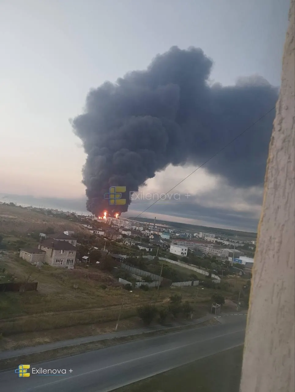 Вследствие удара беспилотников в районе Керченского пролива в порту вспыхнул пожар на нефтебазе, повреждены жилые дома. Власти сообщают о погибших и множественных раненых, в том числе о детях в тяжёлом состоянии.
