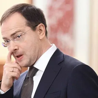 Помощник президента Владимир Мединский выступил за введение обязательного распределения выпускников и заключения трудовых контрактов для студентов, обучающихся на бюджете. Предлагаемая «планово-капиталистическая» модель вызывает опасения из‑за риска распространения административных методов управления кадрами.
