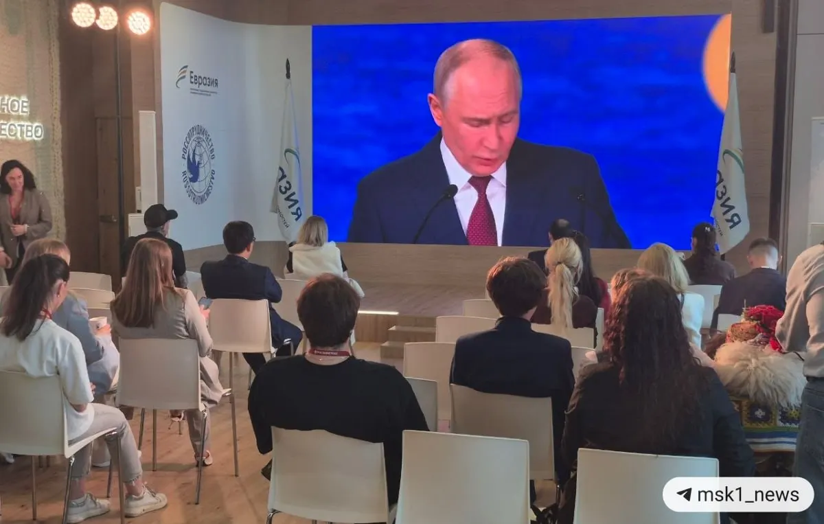 Президент отметил смещение роста в пользу стран Глобального Юга, возрастание роли БРИКС и негативное влияние блокировки резервов на доллар и евро.