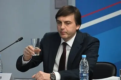 Министерство просвещения включило в перечень внеклассного чтения на летние каникулы современные и патриотические книги о подвигах современных защитников, в том числе о героях специальной военной операции.