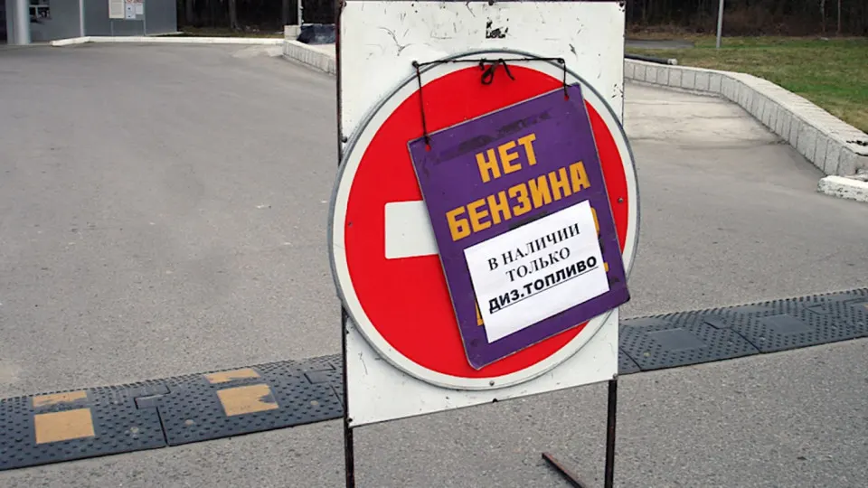 Из‑за кризиса с поставками бензина в оккупированном Крыму и ряде регионов продажа топлива в Севастополе была ограничена утром 3 июня — приоритет отдан оперативным службам, поставки обещают возобновить около полудня; ущерб рынку связан с ударами по НПЗ и логистике.