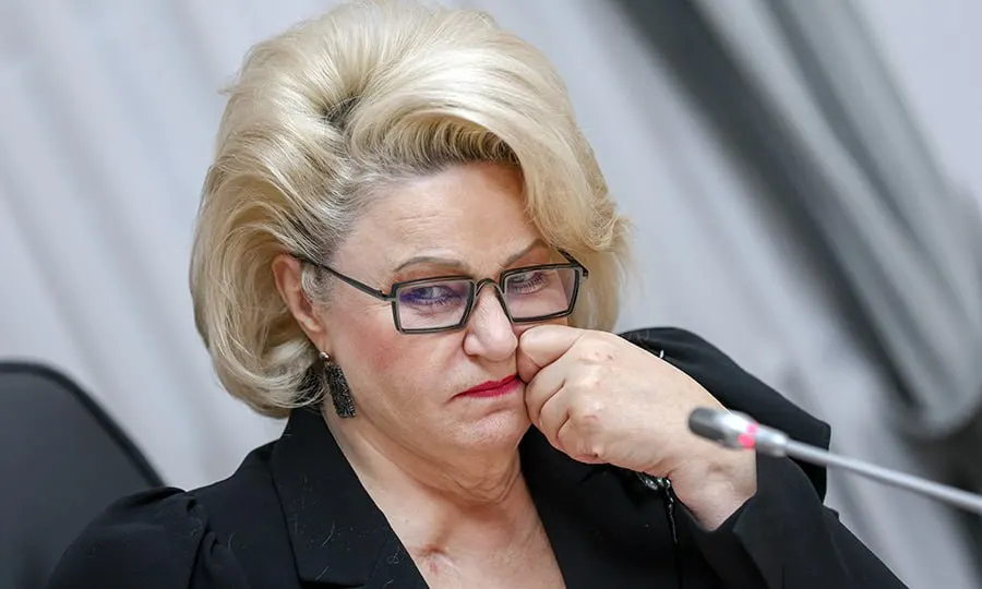 Председатель комитета по защите семьи Нина Останина призвала Роскомнадзор и Минцифры ограничить время пребывания детей в виртуальном пространстве и предложила применить методы замедления трафика, использованные в отношении мессенджеров, к онлайн‑играм.