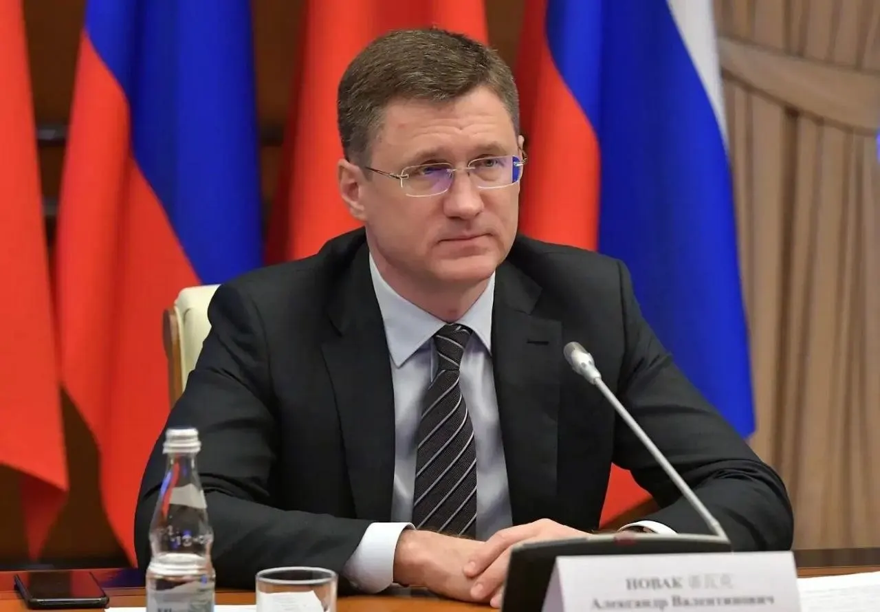 Вице-премьер отметил, что запасы топлива в стране достаточны, власти перестраивают логистику по регионам, а паника потребителей искусственно увеличила спрос на 20–30%.