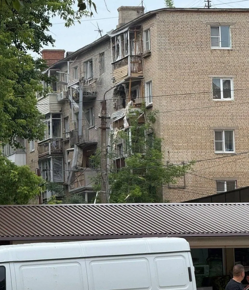 В Тульской области беспилотник попал в жилой дом, пострадавших, по предварительным данным, нет. За ночь силы ПВО сообщили о сотнях сбитых дронов, к столице подошли десятки перехваченных аппаратов, в аэропортах введены изменения в работе рейсов.