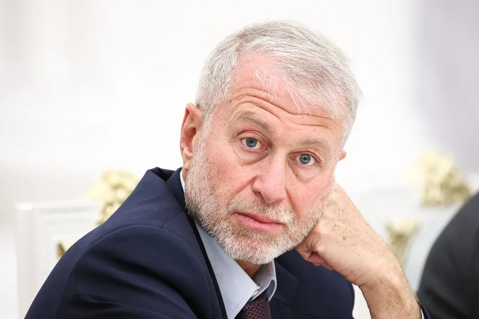 По данным источников, российский бизнесмен Роман Абрамович в мае встретился с Владимиром Зеленским и передал ему просьбу о личной встрече с президентом РФ; Кремль и представители бизнесмена пока не комментируют ситуацию.