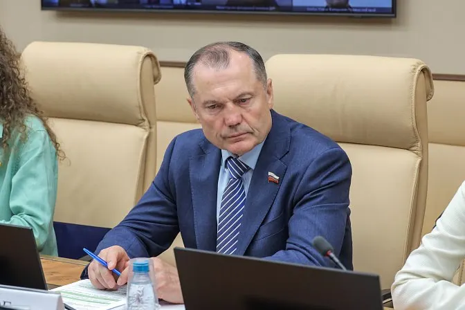 Сенатор предложил закрепить обязанность обучения на базовых производствах до половины учебного времени. Инициатива вызывает вопросы об оплате, защите прав студентов и роли вузов в подготовке кадров.