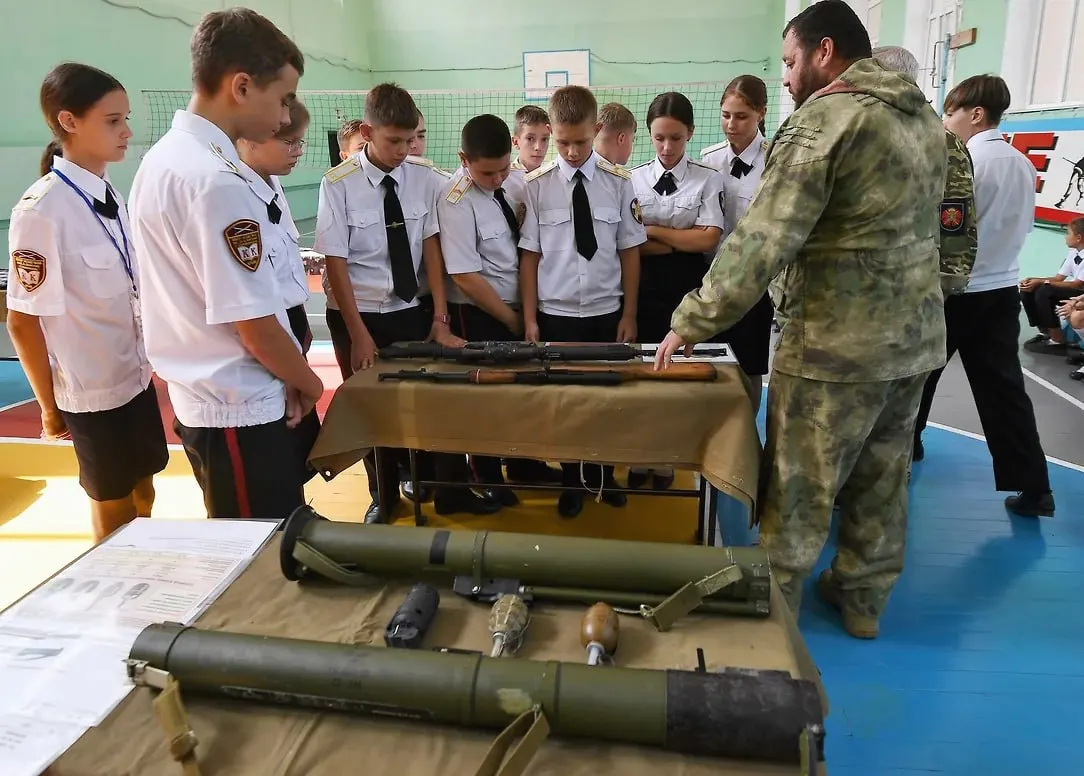 Российское военно‑историческое общество предложило вовлечь учащихся в запись рассказов участников и волонтёров «СВО»; Минобрнауки якобы поддержало идею. Материалы планируют использовать в школьных музеях и цифровом архиве в рамках патриотического воспитания.