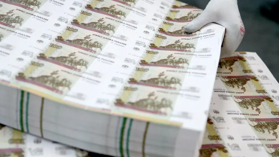 Центробанк фиксирует резкий рост наличных: за пять месяцев бумажных рублей стало больше на 1,09 трлн. Эксперты связывают это с неопределённостью, отключениями интернета и снижением привлекательности депозитов. Регулятор ужесточил контроль за снятиями и внесениями наличных.