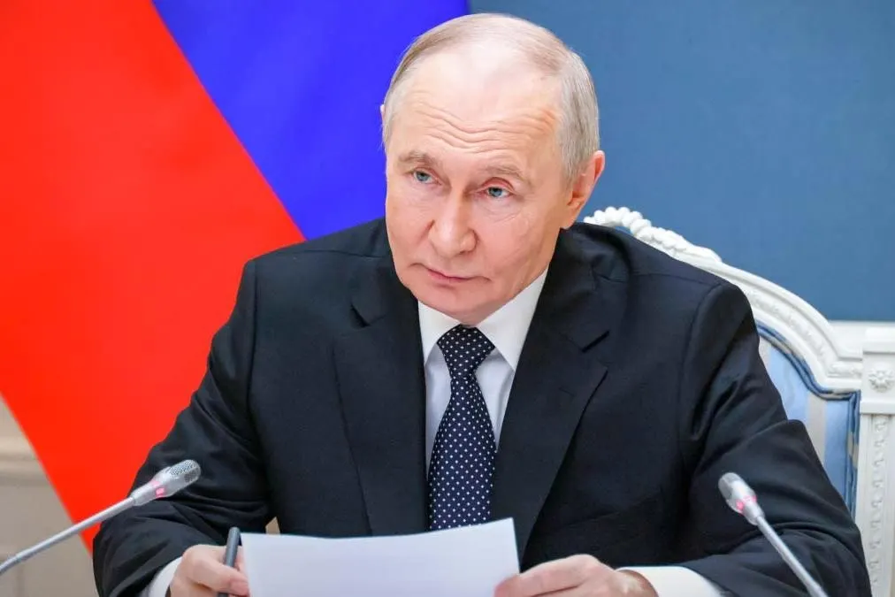Путин подписал поправки к указу №95: механизм «С»-счетов и возможность приостанавливать выплаты теперь распространяются и на банковские вклады иностранных лиц из стран, признанных «недружественными». Указ вступил в силу 1 июня 2026 года.