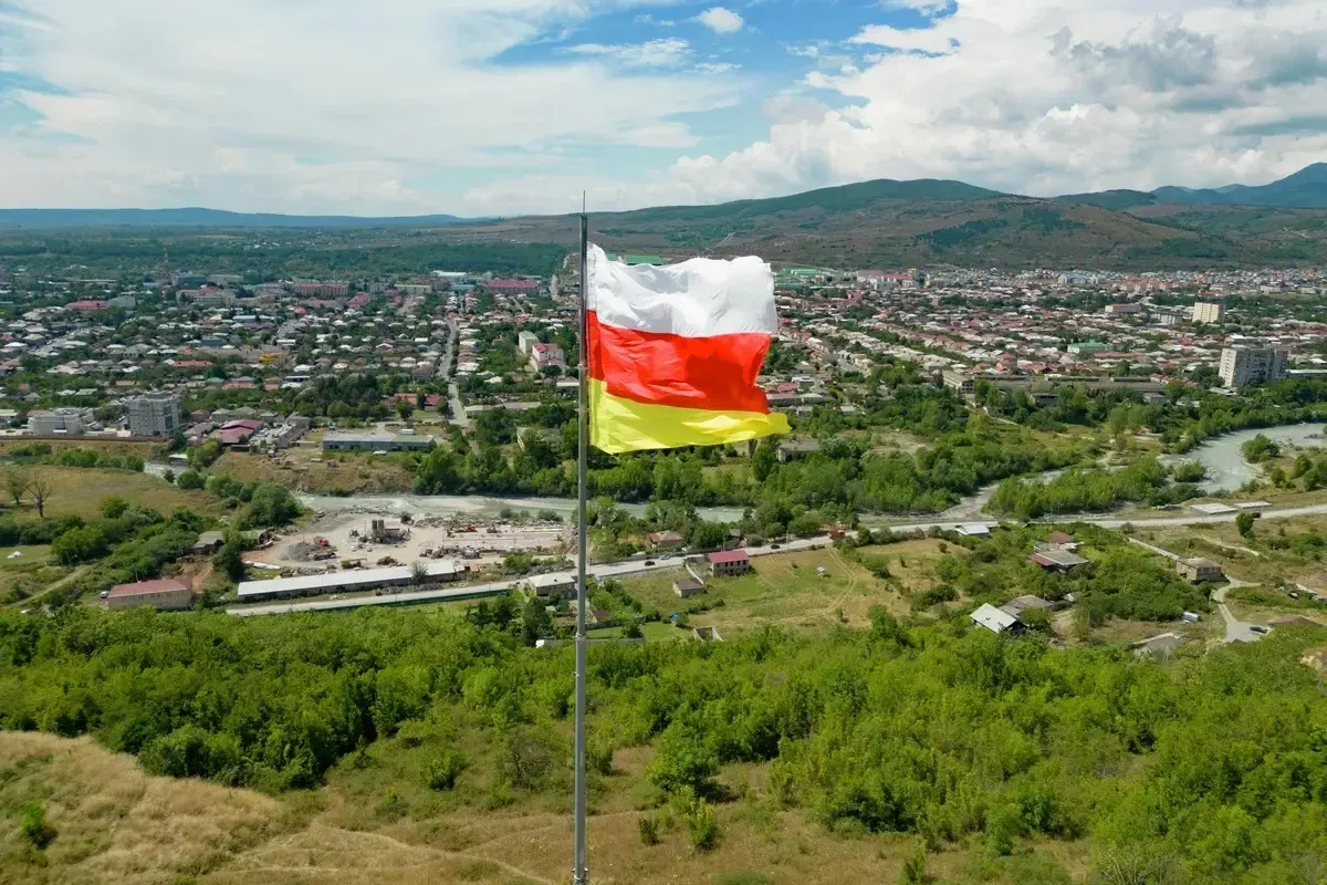 Марат Камболов, уроженец России, назначен временно исполняющим обязанности президента Южной Осетии. Он начал с проверок на границе и требований выплат задолженностей по зарплатам; эксперты усматривают в назначении усиление контроля Москвы над регионом.