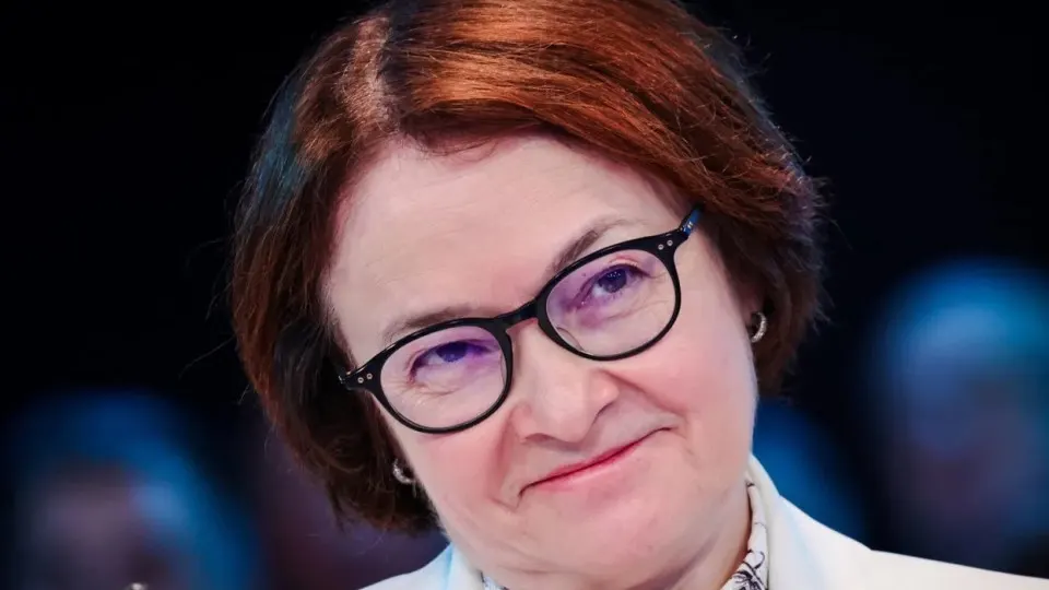 Отсутствие главы Центробанка на ключевых событиях вызвало волны предположений. На фоне перераспределения бюджетных правил и роста военных расходов обсуждение снижения ключевой ставки перестало быть лишь техническим вопросом — оно отражает перерастание экономической политики в политический выбор.