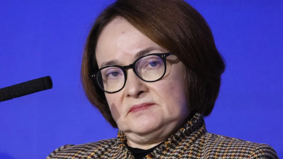 Резкий рост цен на бензин и сокращение выпуска нефтепродуктов способны отодвинуть ожидаемое снижение ключевой ставки из‑за риска нового инфляционного шока.