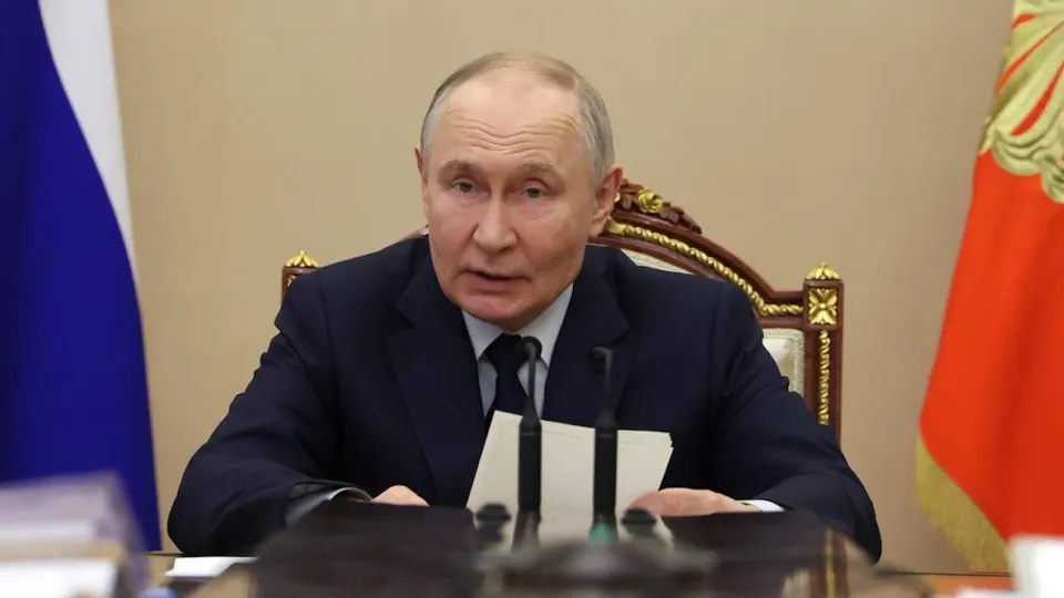 Президент заявил, что падение вложений связано с макроэкономическими факторами и высокими ставками. При этом правительство отмечает ограниченные возможности бюджетного стимулирования на фоне растущего дефицита.