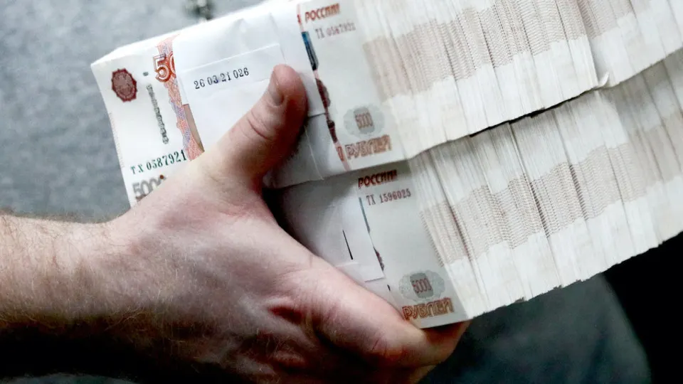 Банк отмечает отток в наличку: объём банкнот в обращении достиг рекорда, сохраняется высокое ежедневное снятие средств. Центробанк ужесточил контроль за снятиями и внесениями наличных.