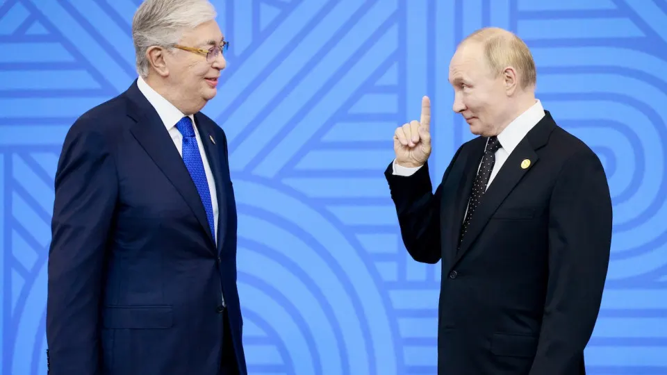 Из‑за сокращения выпуска бензина и остановок НПЗ обсуждается импорт АИ‑92 из Казахстана; возможный обмен — на российский авиакеросин. Правительство разрешило выпускать топливо по пониженным стандартам и планирует морский импорт.