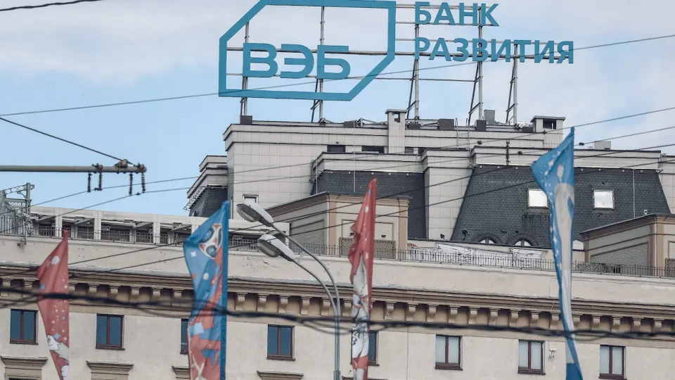 Внешэкономбанк планирует сократить бюджет и уволить 15% сотрудников в 2027 году. Решение объясняют «кредитным охлаждением» экономики и директивами правительства; сокращения затронут и дочерние структуры.