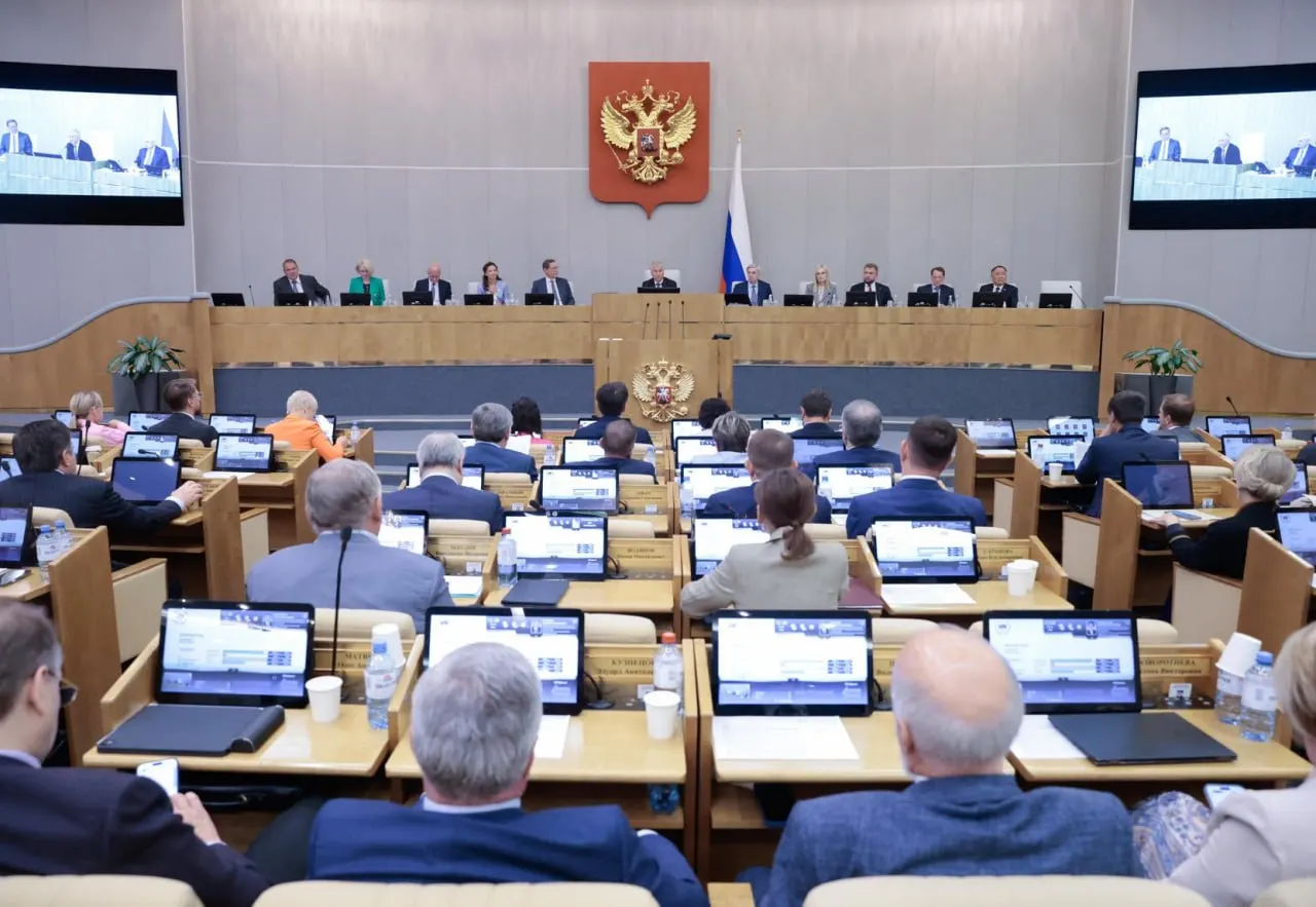 Анализ показывает: Госдума значительно чаще одобряет правительственные и президентские проекты (84% и 99% соответственно), тогда как депутатские инициативы проходят примерно в 25% случаев.