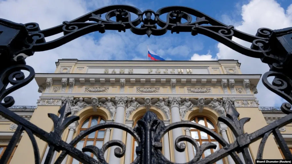 Центробанк снизил прогноз роста экономики на 2026 год до 0–1% и повысил ожидания по инфляции до 6–7%. Также пересмотрены оценки дефицита бюджета, средней цены нефти и показателей внешней торговли.