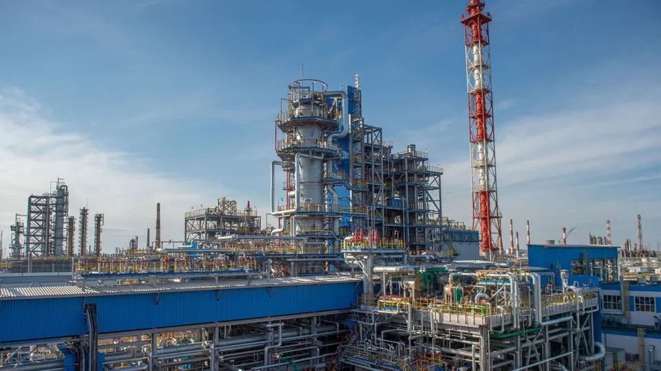 Нефтепереработка на заводе в Салавате приостановлена с 14 июля: повреждены основные установки, восстановление может занять от нескольких недель до месяцев. Это уже пятая крупная остановка НПЗ в июле, что усиливает дефицит нефтепродуктов в стране.