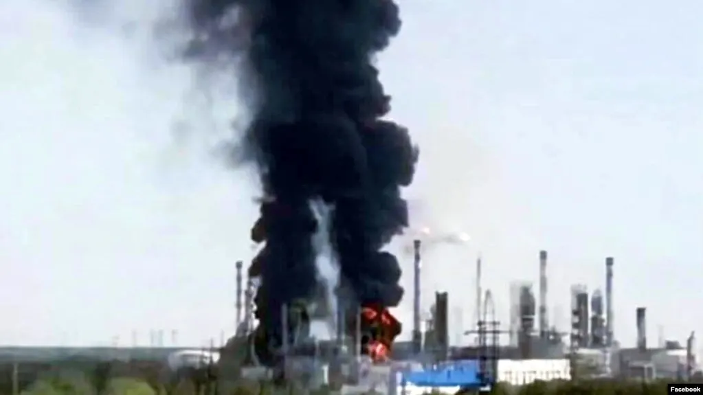 25 июля один из крупнейших независимых нефтеперерабатывающих заводов в Тюмени временно остановил переработку нефти после удара беспилотника: на территории предприятия произошли возгорания, сроки возобновления работы не уточняются.