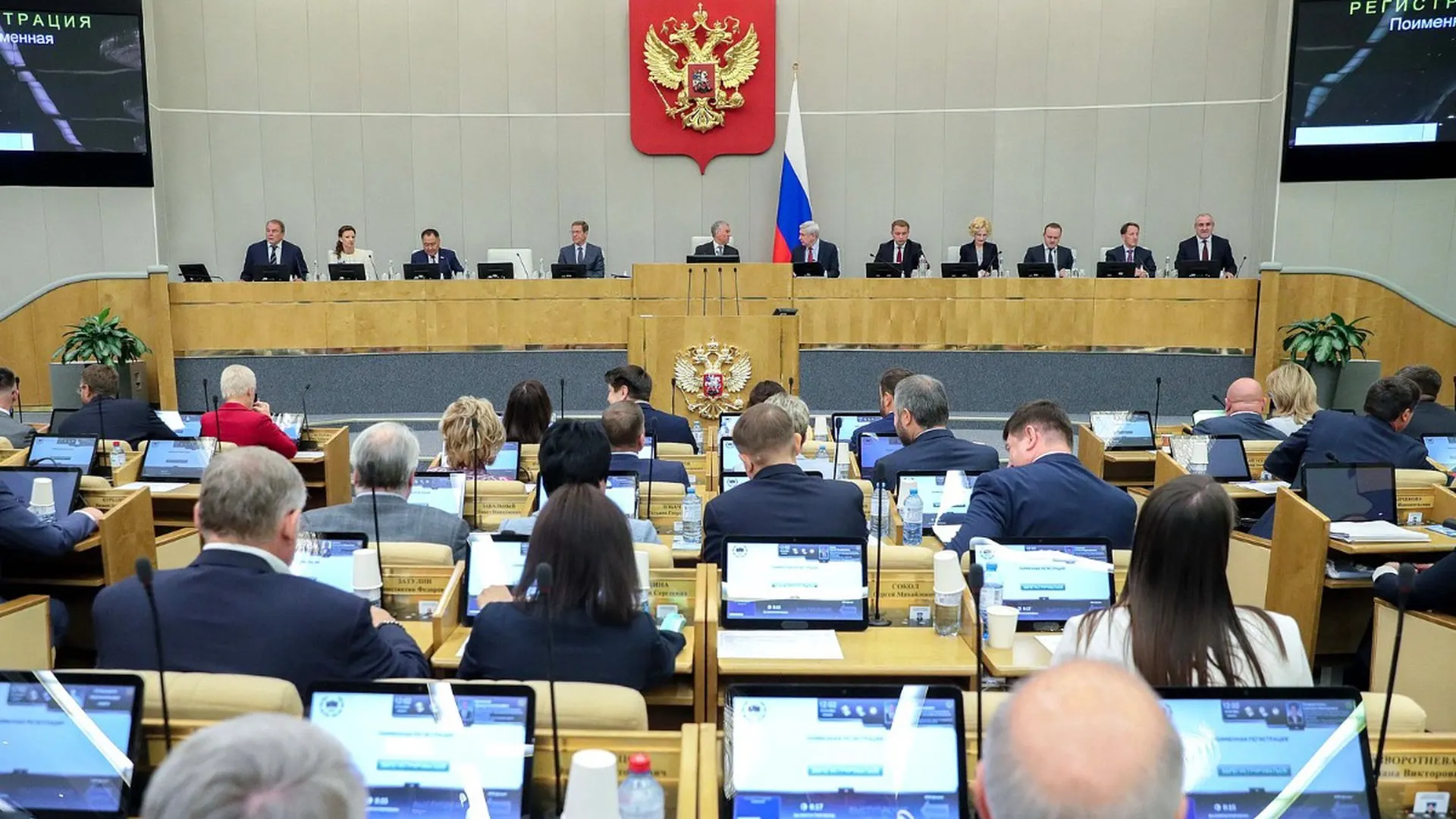 Совет Госдумы рекомендовал включить в повестку 22 июля рассмотрение во втором чтении двух законопроектов, которые предлагают ряд запретов для лиц за рубежом: от блокировок банковских сервисов до ограничений на получение консульных услуг и регистрации недвижимости. Реестр ограниченных лиц поручено вести Минюсту.