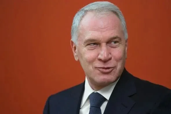 Президент вручил Юрию Ковальчуку орден III степени «За заслуги перед Отечеством» — за вклад в социальные проекты, сохранение культурных ценностей и благотворительную деятельность.