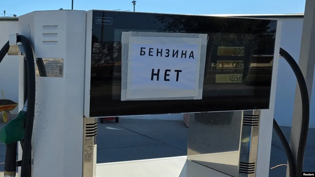 Росстат зафиксировал рекордный недельный рост цен на бензин в Севастополе — на 30%. Дефицит топлива затронул более 40 регионов, на некоторых АЗС цены доходят до 185–199 руб./л.
