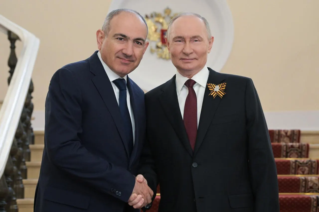 Премьер Армении Никол Пашинян во время телефонного разговора с президентом России обратился с просьбой снять введённые российскими ведомствами запреты на ввоз армянской продукции. По его словам, ограничения противоречат двусторонним соглашениям и нормам ЕАЭС; уже под запрет попали фрукты, овощи, цветы, алкоголь и молочная продукция.