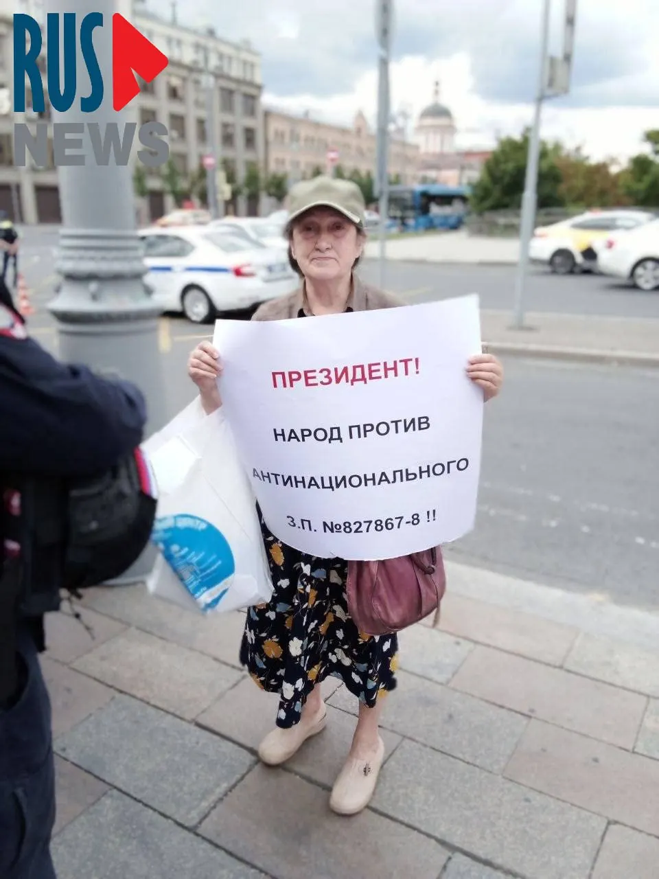 Наталью Шамину задержали во время одиночного пикета против законопроекта, который передаёт регионам право исключать объекты из Единого государственного реестра памятников.