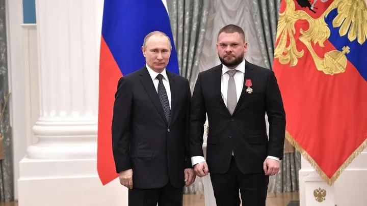 Декларации кандидатов на выборах в Госдуму показали, что один из лидеров списка «ЕР» владеет акциями Apple, Intel и паевыми фондами США. В партии заявили, что иностранные активы были отчуждены до подачи документов. Иностранные бумаги также обнаружены у других кандидатов. Выборы пройдут 20 сентября 2026 года.
