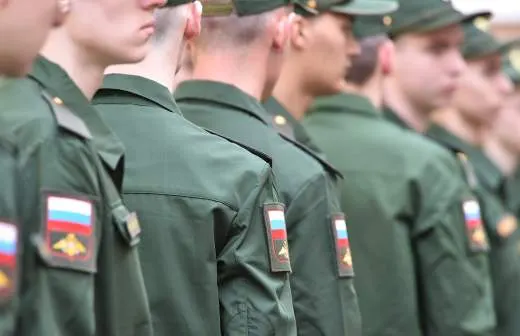 Госдума поддержала законопроект, который позволит направлять срочников на службу в пожарные подразделения МЧС — в ведомство могут прийти до 5 тысяч новобранцев для восполнения нехватки персонала.