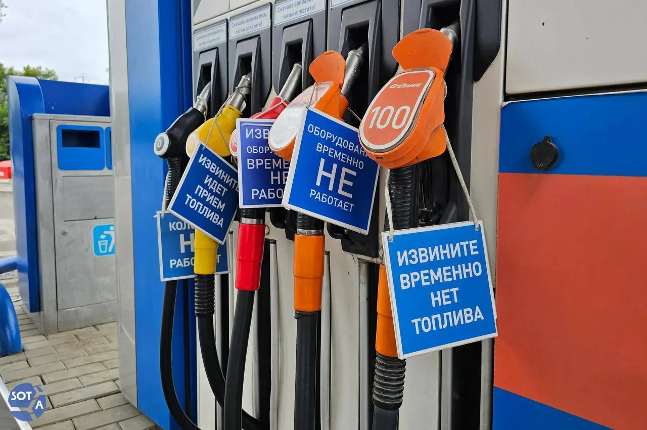 Медианные цены на бензин в начале июля существенно выросли: моторные бензины и дизель подорожали, дефицит сохраняется, поэтому в ближайшие недели резкого снижения цен эксперты не ожидают.