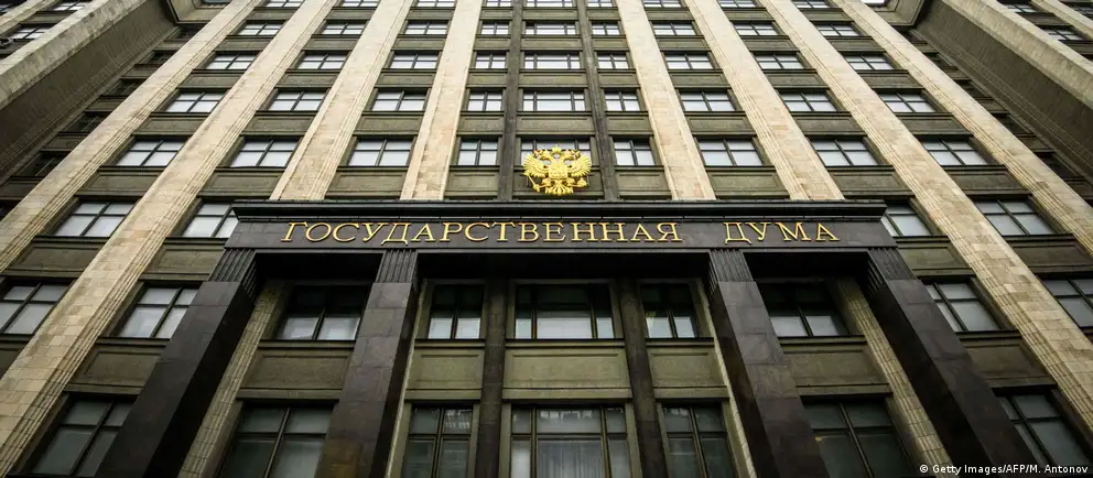 Депутаты приняли пакет поправок для стабилизации топливного рынка: уточнён механизм демпфера, расширены правила учёта биржевых продаж, введён механизм компенсаций для импортного дизеля с ценовым ориентиром на индийский рынок.