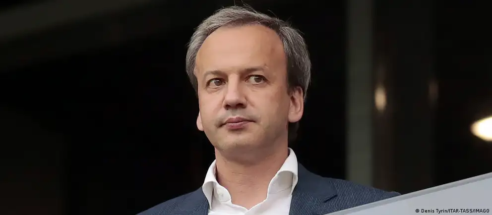 Аркадий Дворкович заявил, что будет обжаловать санкции ЕС в суде и уступает обязанности президента ФИДЕ вице-президенту организации Вишванатану Ананду на время разбирательства.