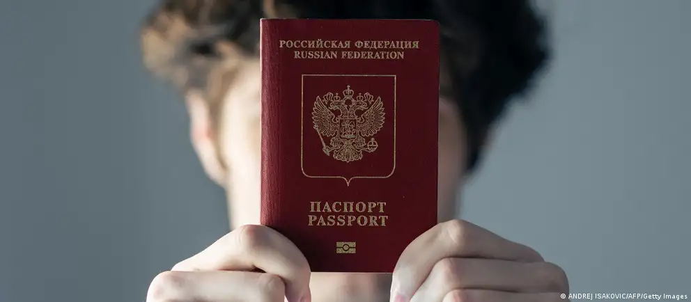После возражений Франции и Италии Евросоюз пересмотрел первоначальный проект визового запрета: теперь ограничения предполагается распространять только на краткосрочные визы и на лиц, прямо участвовавших в боевых действиях в Украине, а также расширить перечень исключений.