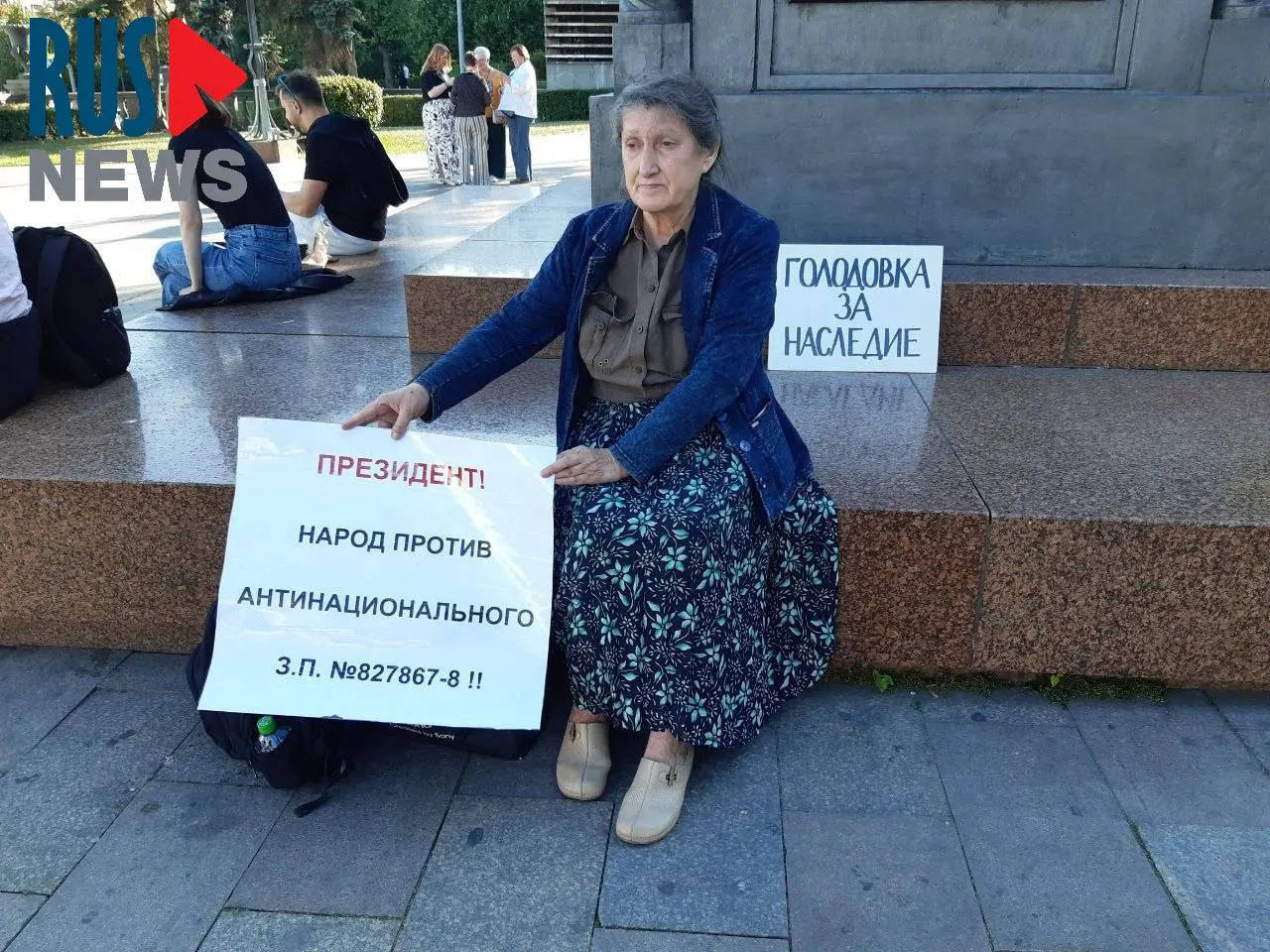 Председатель новосибирского отделения ВООПИК Наталья Шамина устроила голодовку у памятника Кириллу и Мефодию в знак протеста против законопроекта о передаче регионам права исключать объекты культурного наследия из реестра. Через час её задержала полиция, затем отпустили.